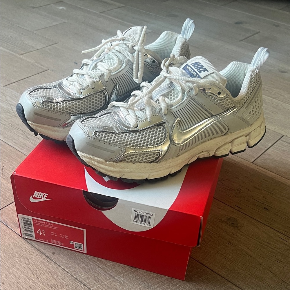 Nike Vomero Kids Metallic Silver Sneakers 4.5 **LIKE NEW**